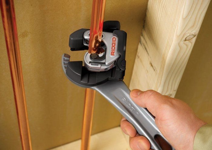 Эксплуатация трубореза Ridgid для отрезания медной трубки