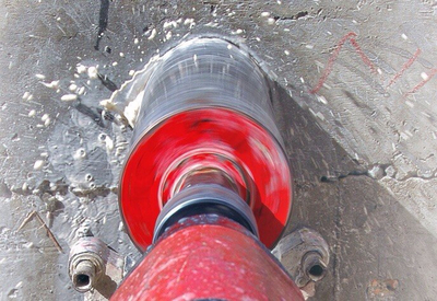 Фотография процесса алмазного сверления бетона коронкой