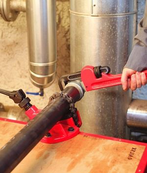 Газовый ключ Virax в работе