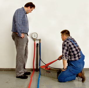 Испытание давлением трубопровода - проверка на герметичность гидравлическим опрессовочным насосом Ridgid