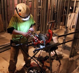 Нарезание резьбы на трубах в резьбонарезном станке