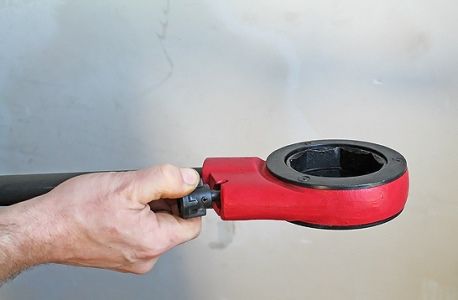 Нарезка резьбы при помощи резьбонарезного инструмента для труб