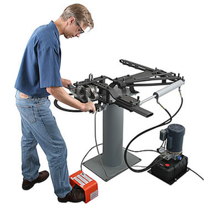 Оператор за трубогибом фотография