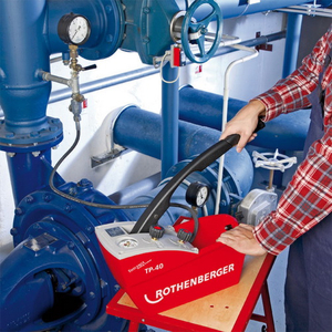 Опрессовка трубопровода при помощи ручного насоса Rothenberger TP 40