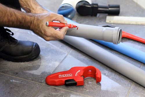 Подготовка к работе труборезом P TEC 5000 RIDGID для пластиковых труб