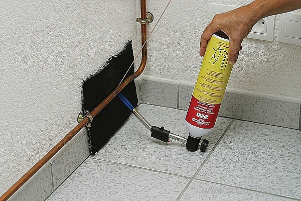 Применение газовой горелки на баллончик для пайки труб