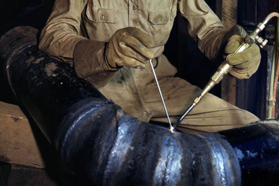 Работа газовой горелкой для сварки труб