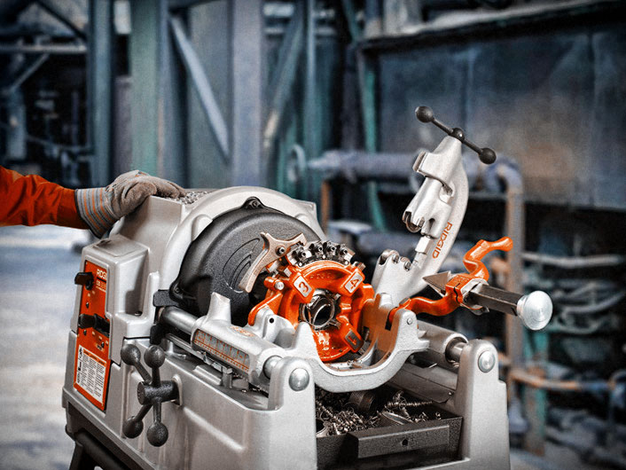 Резьбонакаточный станок Ridgid в цеху - фото применения