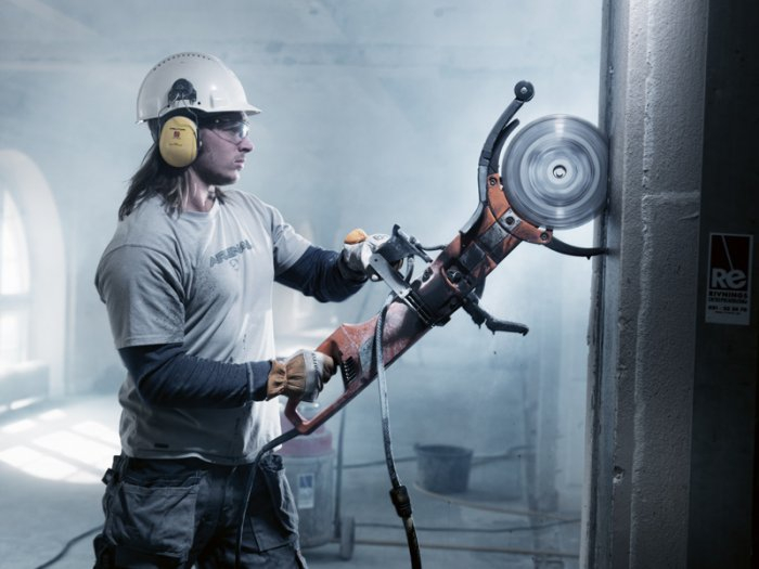 Резка бетонных стен электроинструментом с алмазным диском