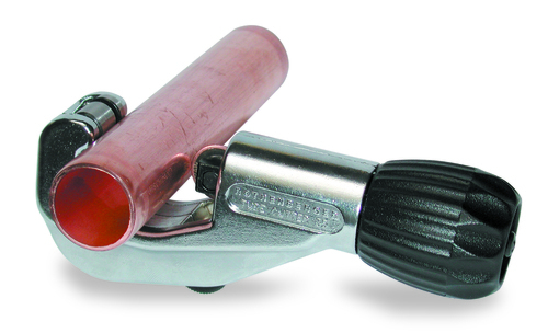 Резка медной трубы труборезом