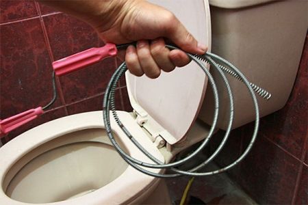 Сантехнический трос для прочистки унитаза