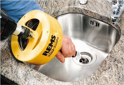 Трос в вертушке для прочистки труб