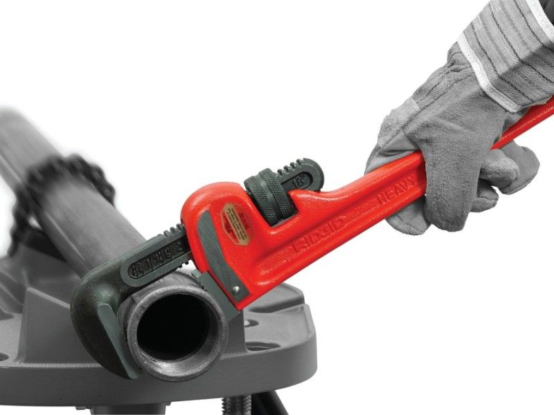 Фиксация трубного ключа Ridgid на трубе