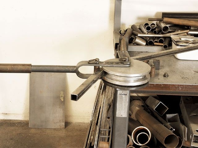 Трубогиб в мастерской