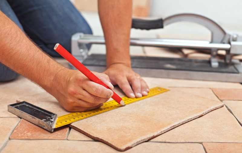 Разметка плитки перед резкой на плиткорезе Разметка плитки перед резкой на плиткорезе